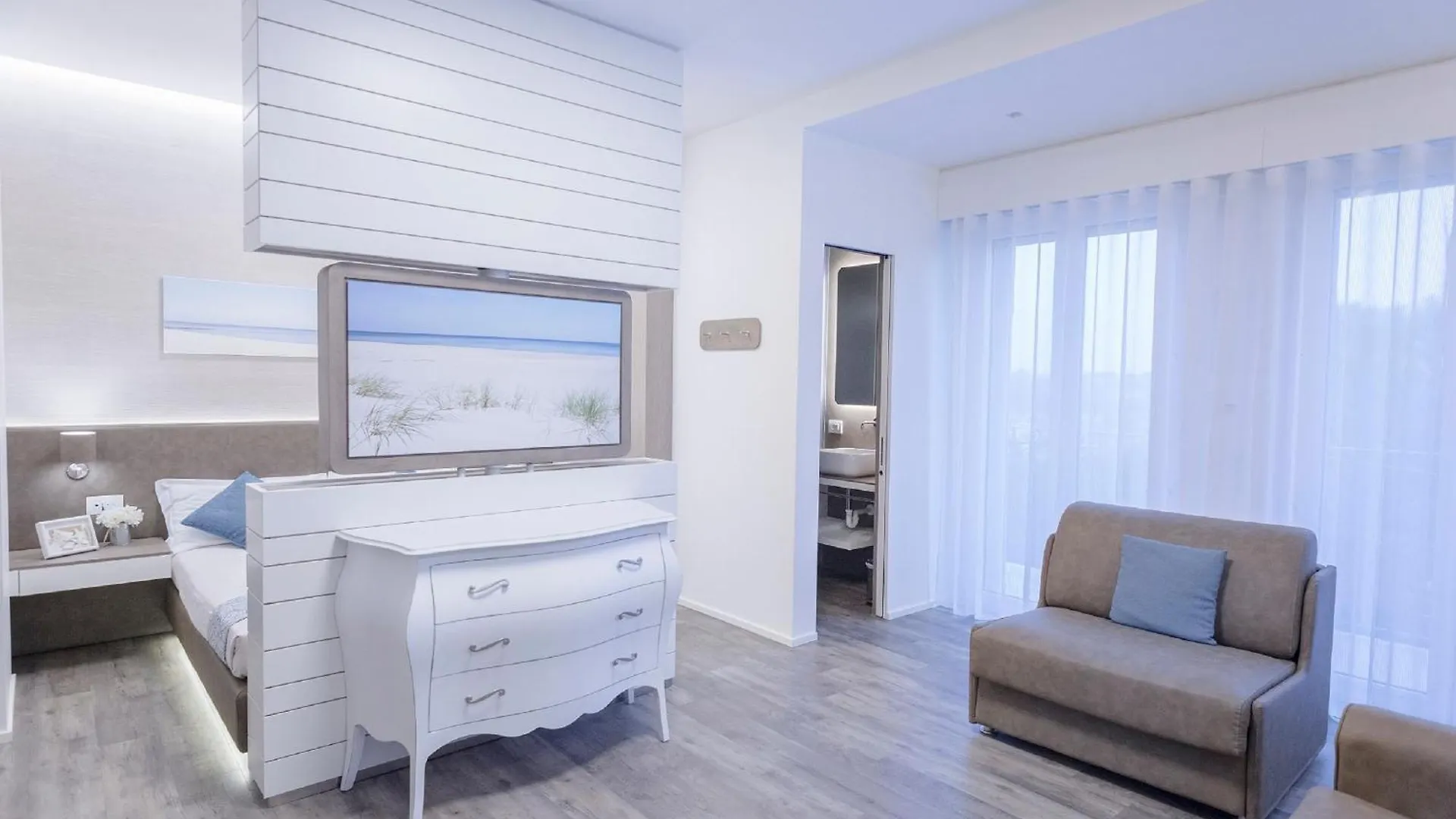 Hotel Liberty Beach - Parking & Beach Included Riccione Italy