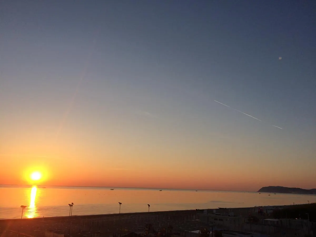 Hotel Liberty Beach - Parking & Beach Included Riccione Italy
